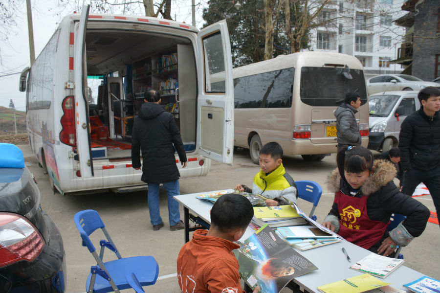 据了解,县图书馆精心挑选了1000余册图书和杂志装载流动图书车,为贫困