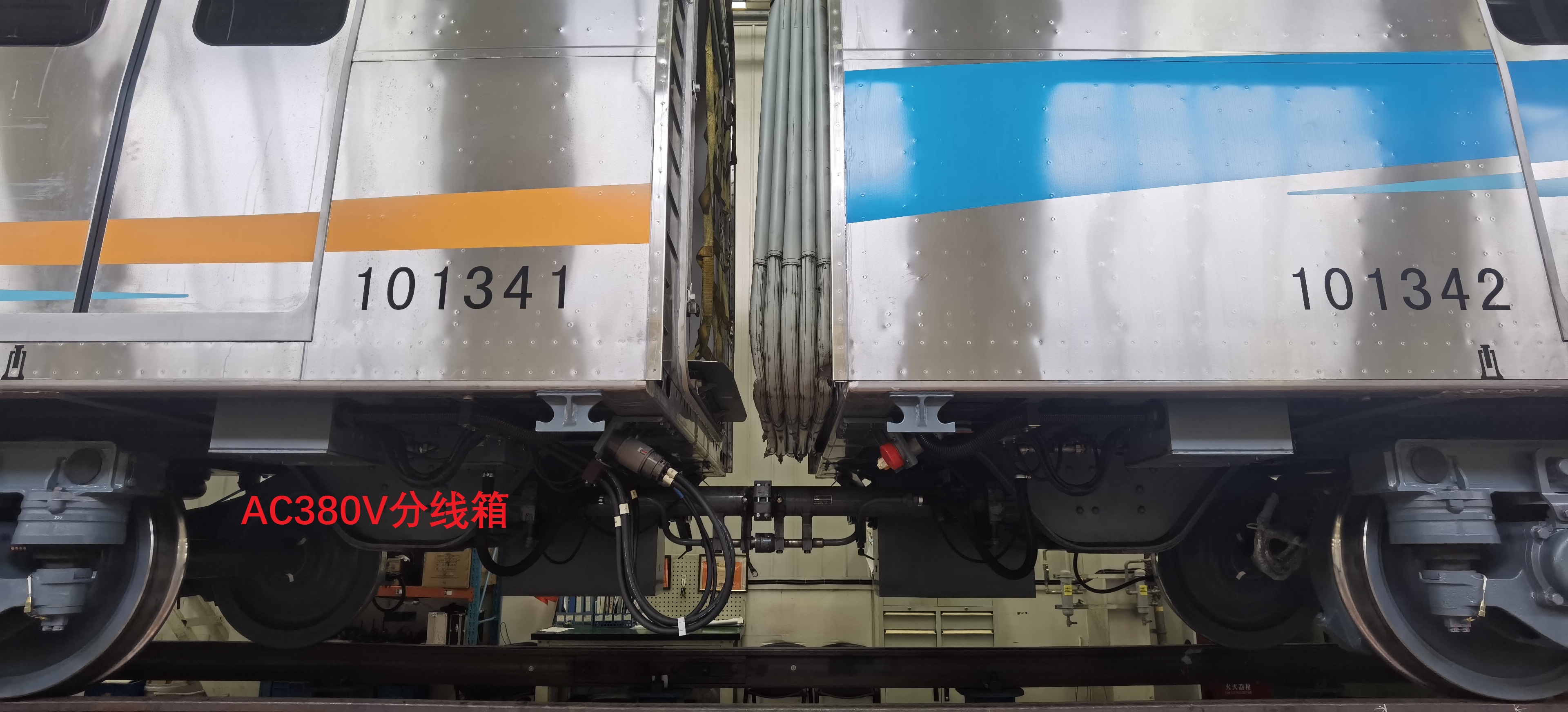 Tc车底部左侧 -380V分线箱.jpg