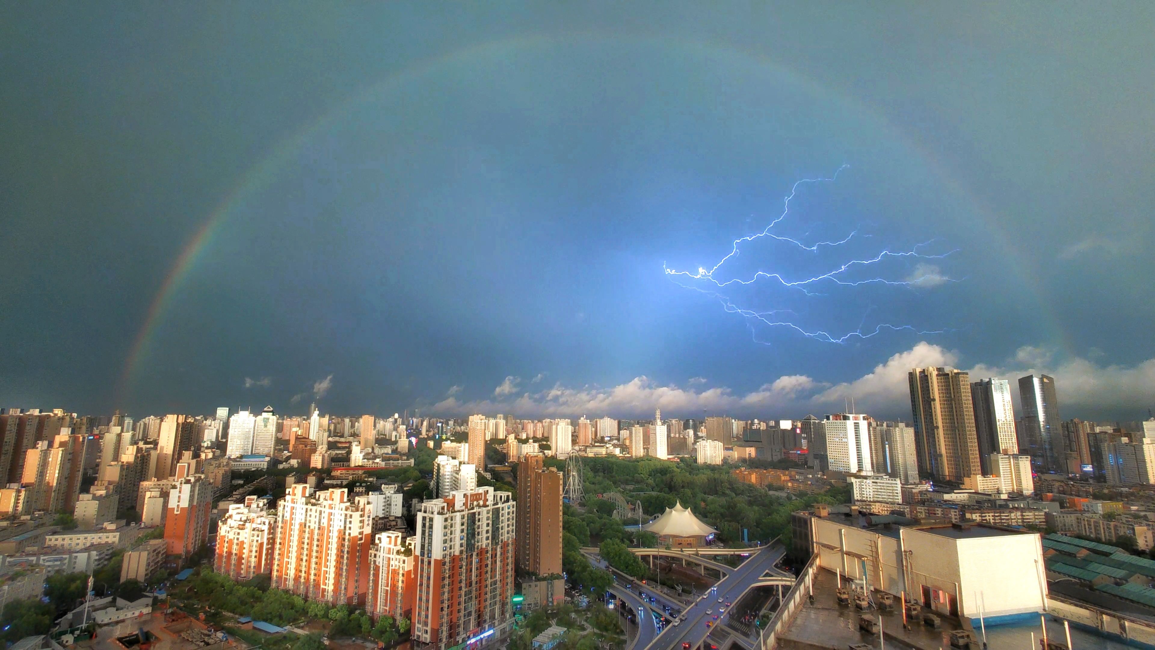 暴雨中的彩虹与闪电