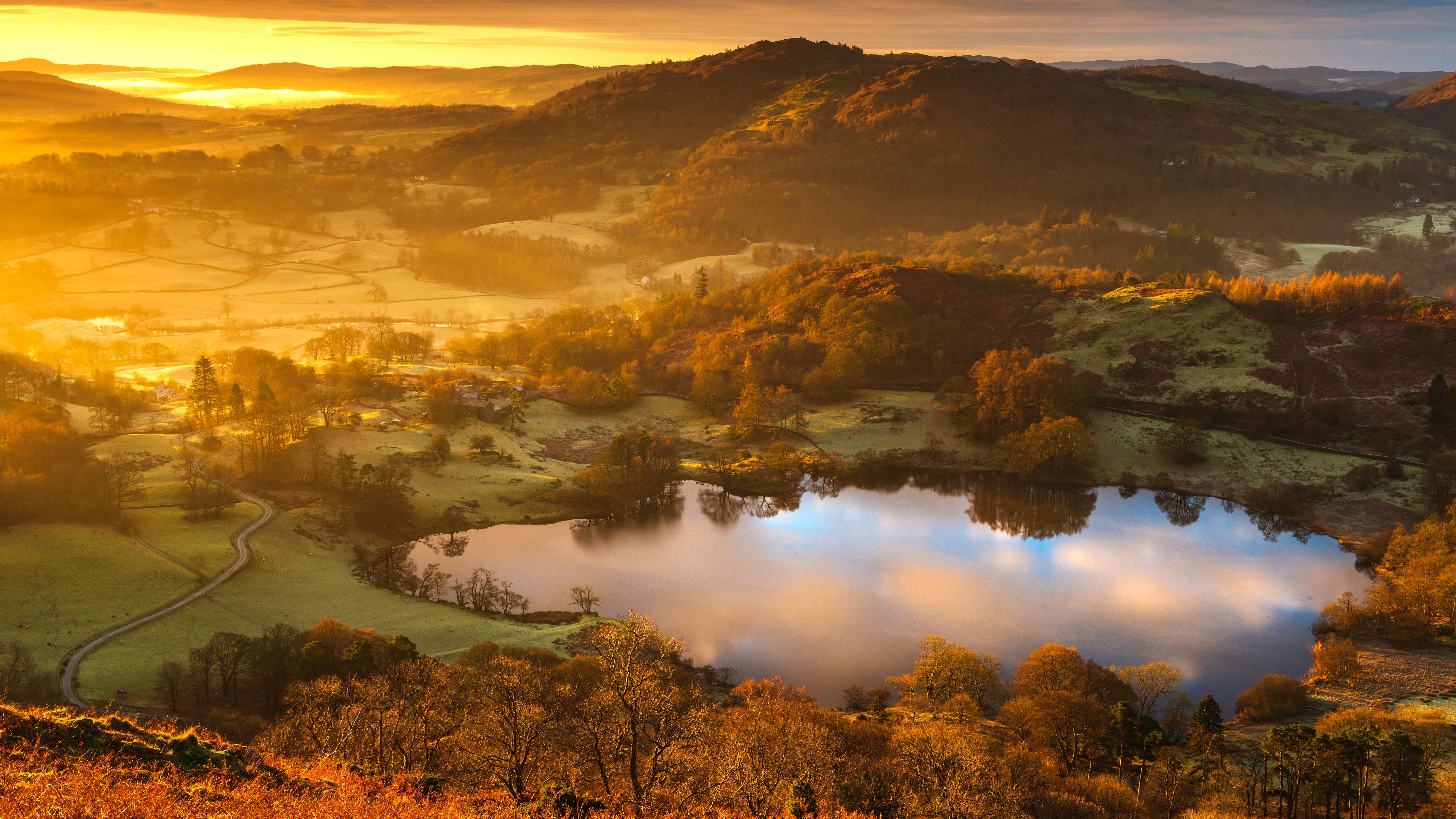 Loughrigg Tarn的日出，英国英格兰湖区安布尔塞德