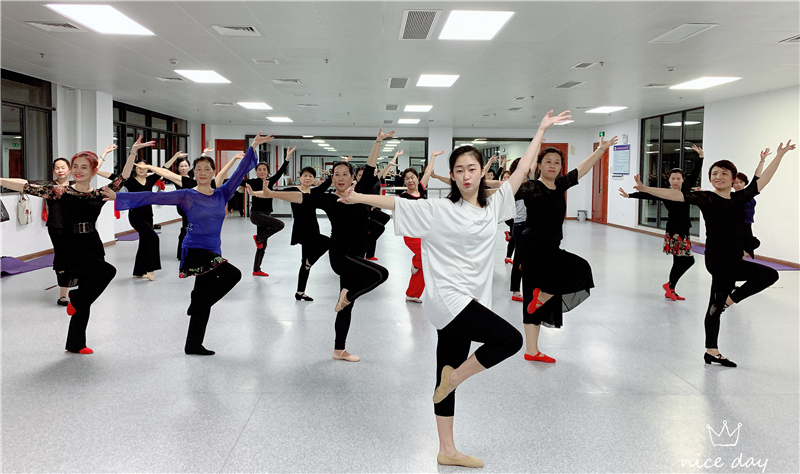 舞之韵舞蹈队排练