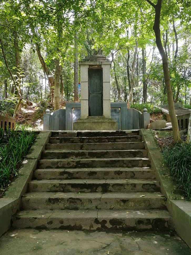 赖传湘烈士墓1.jpg