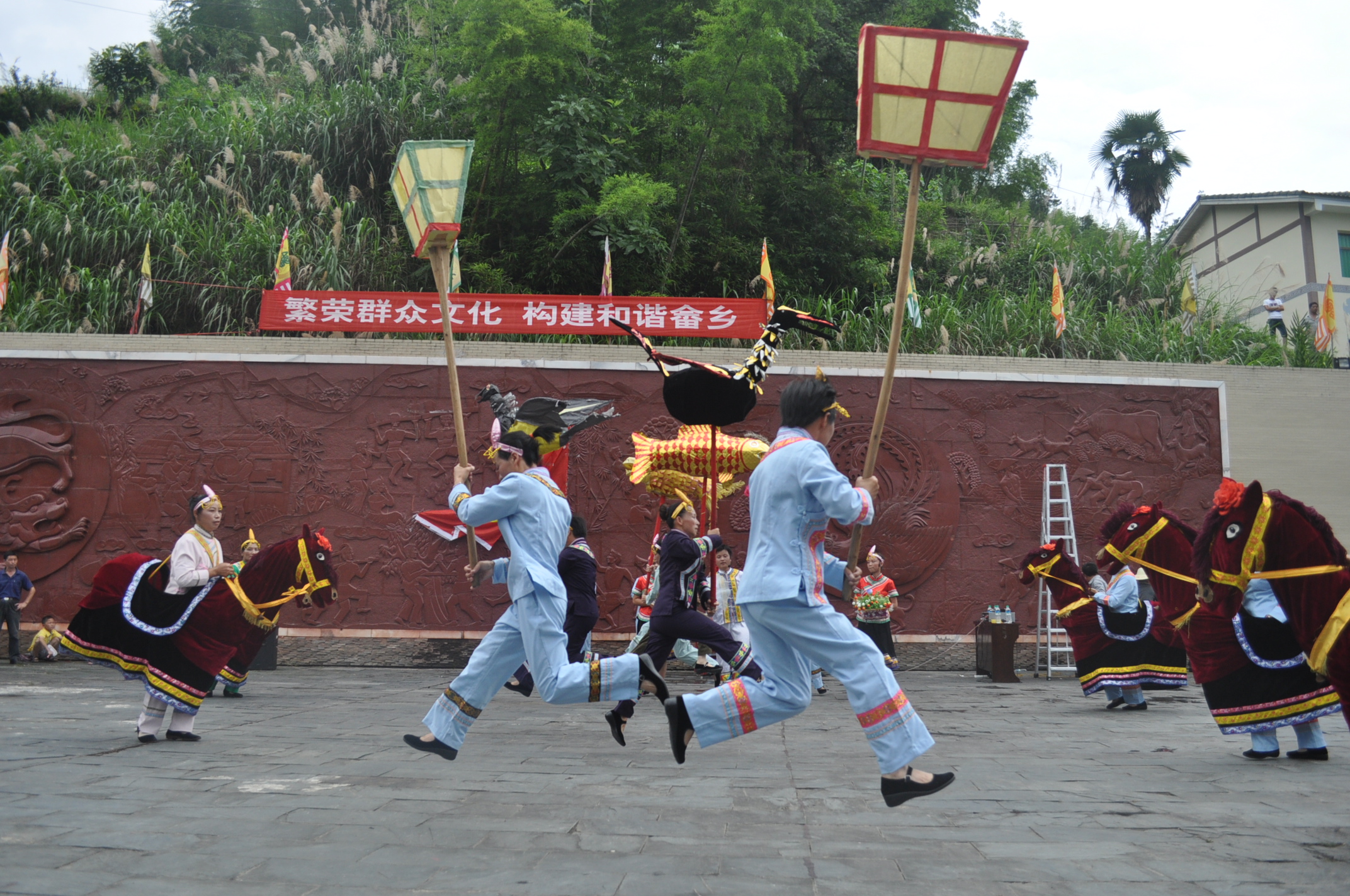 畲族汉子舞马灯 (2).JPG