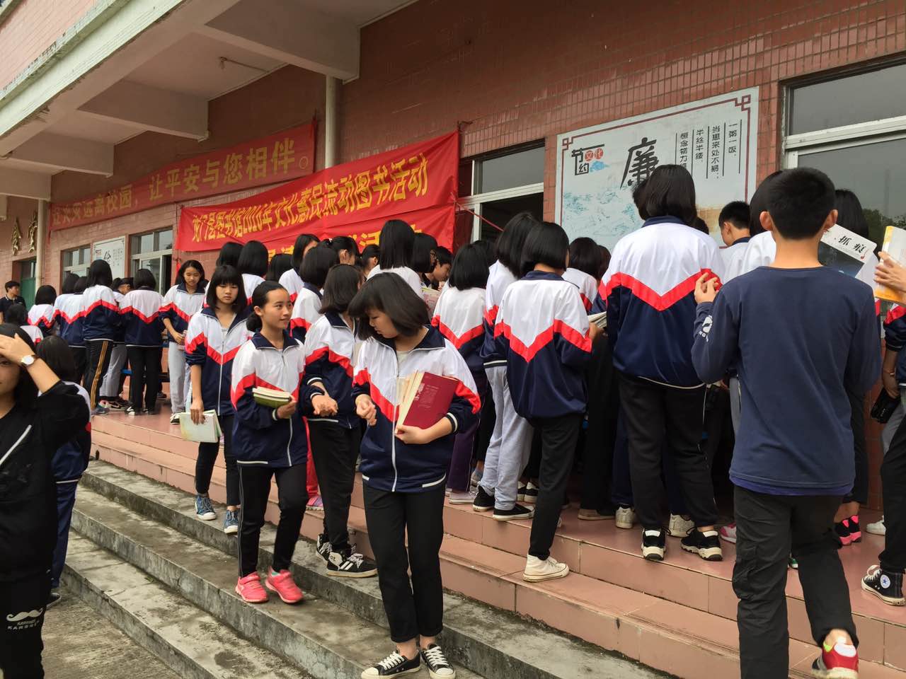 一,4月20日下午,到龙华镇沙迳中学开展图书流动服务.约借出图书250册.