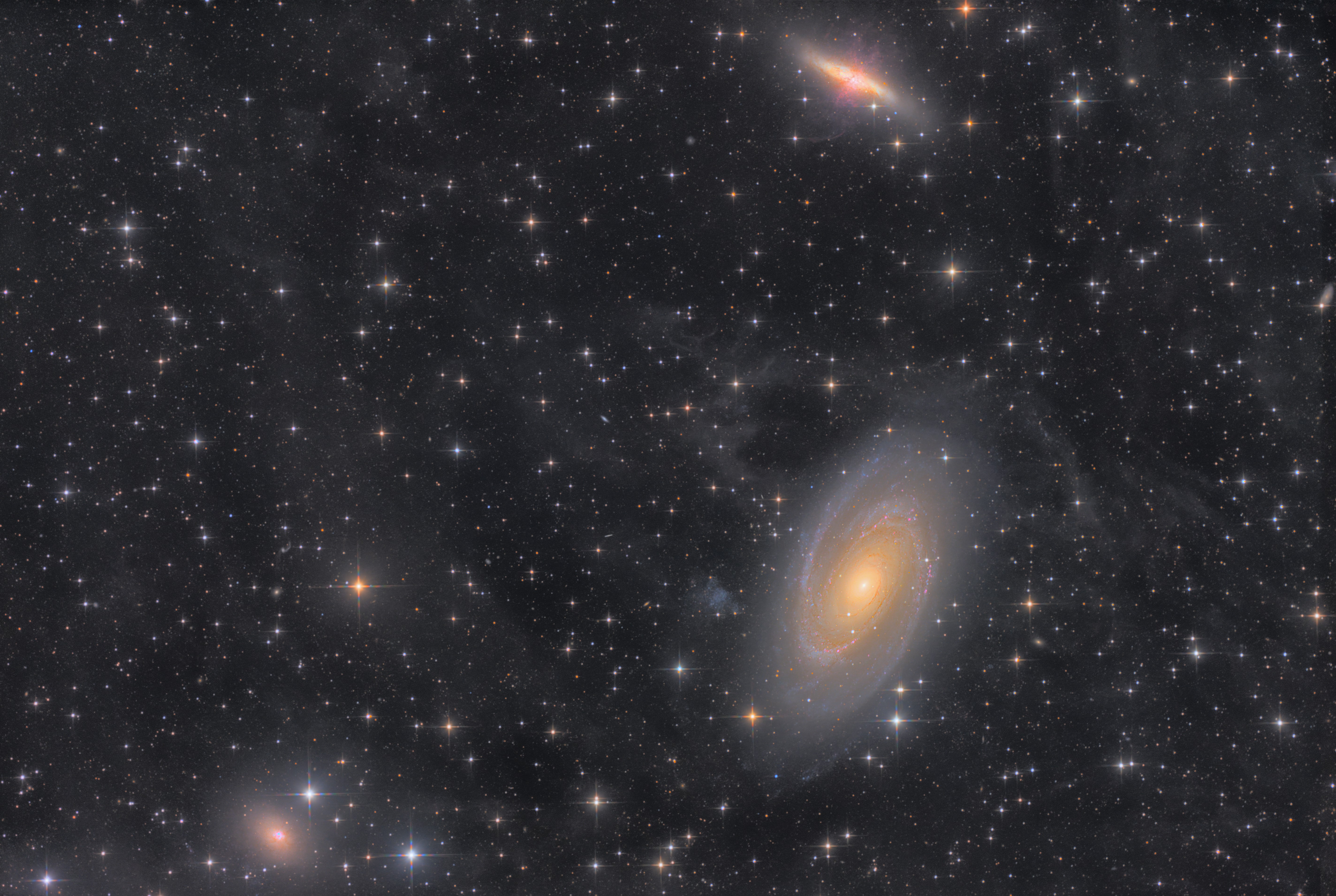 38小时长曝光的星系群M81