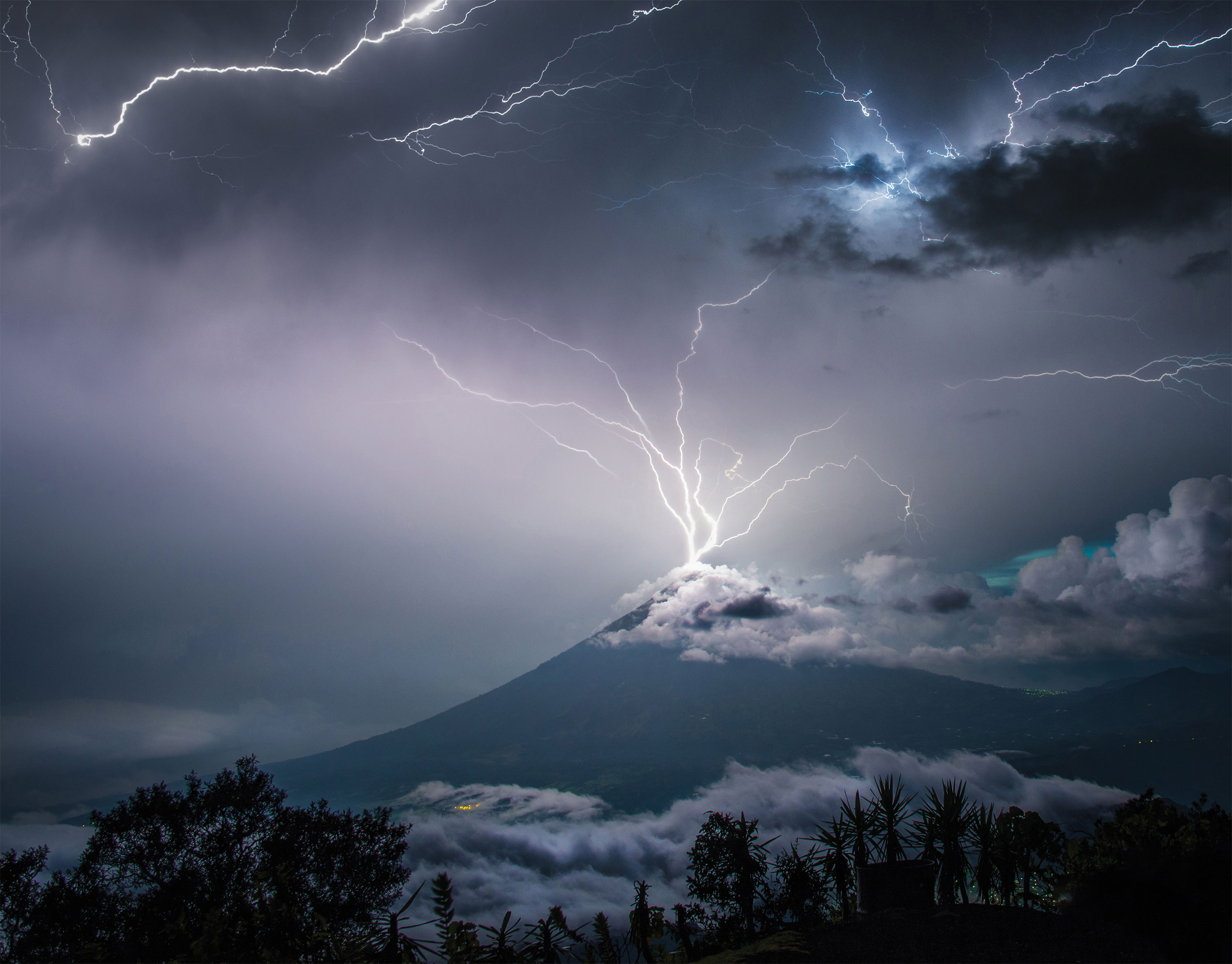 水火山上空的闪电