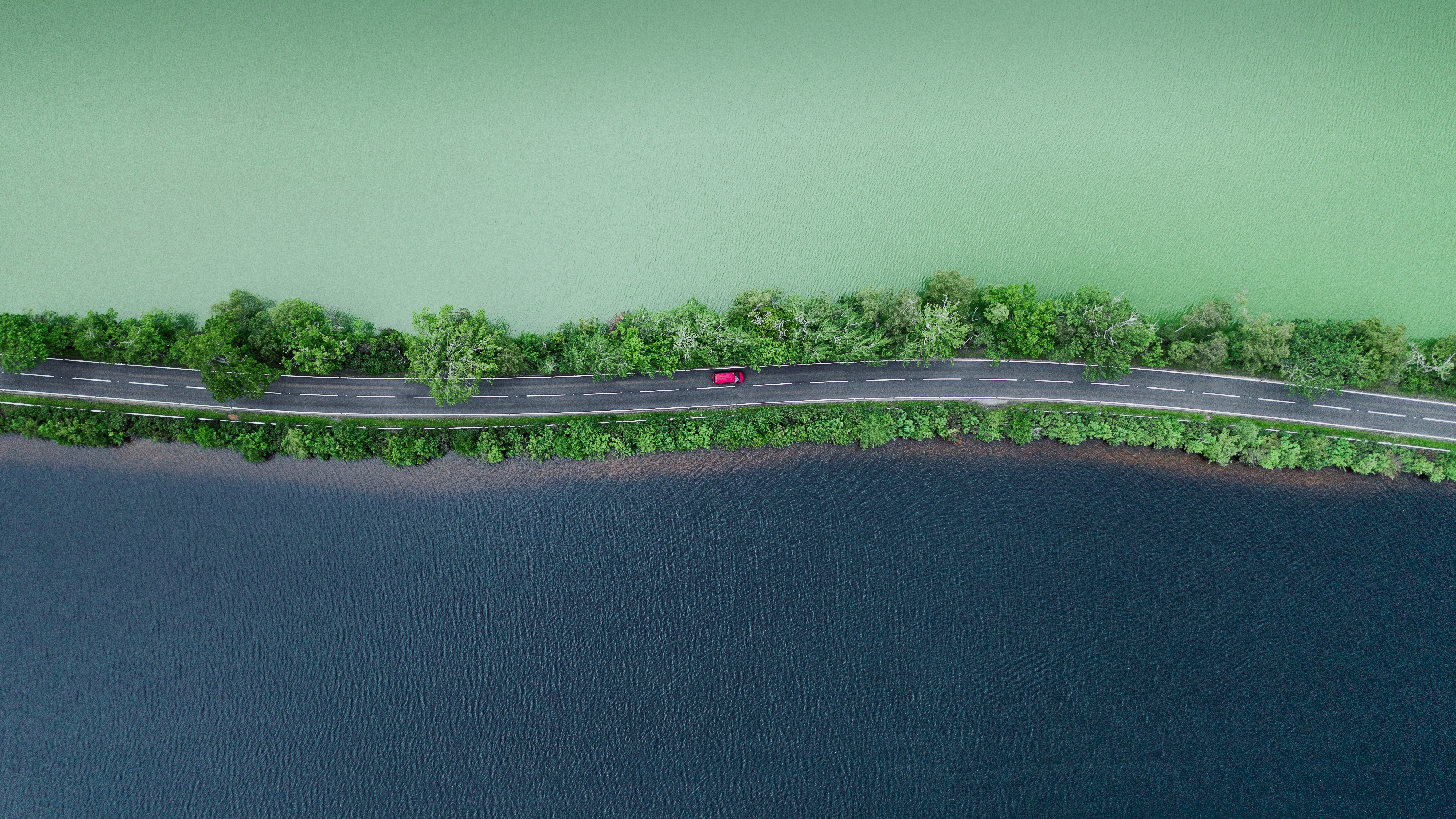 分隔两个湖泊的公路，苏格兰高地