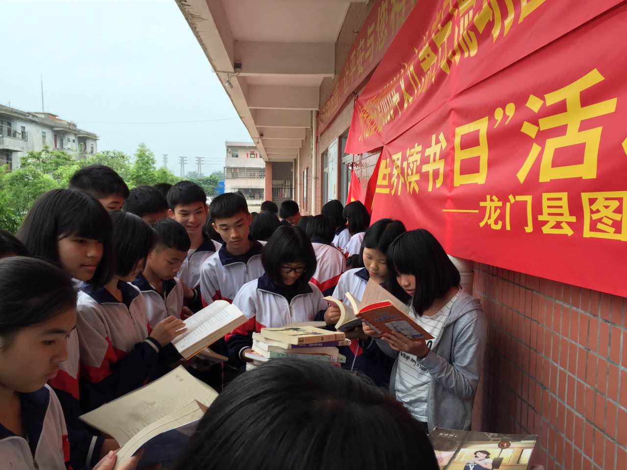 一,4月20日下午,到龙华镇沙迳中学开展图书流动服务.约借出图书250册.