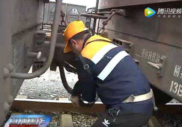 货物列车摘解车钩.jpg