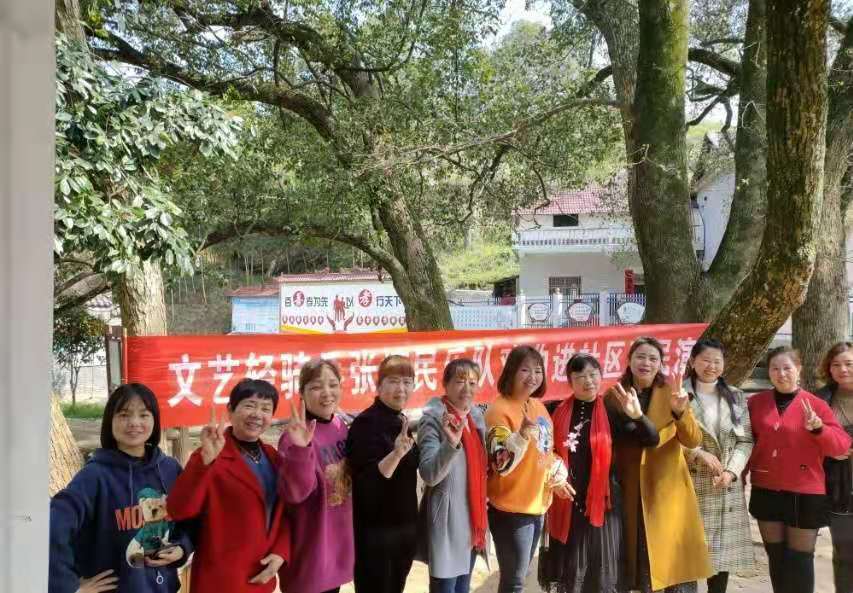 戏曲进社区 张榜文化站文艺轻骑兵戏曲进社区走进车门福利院