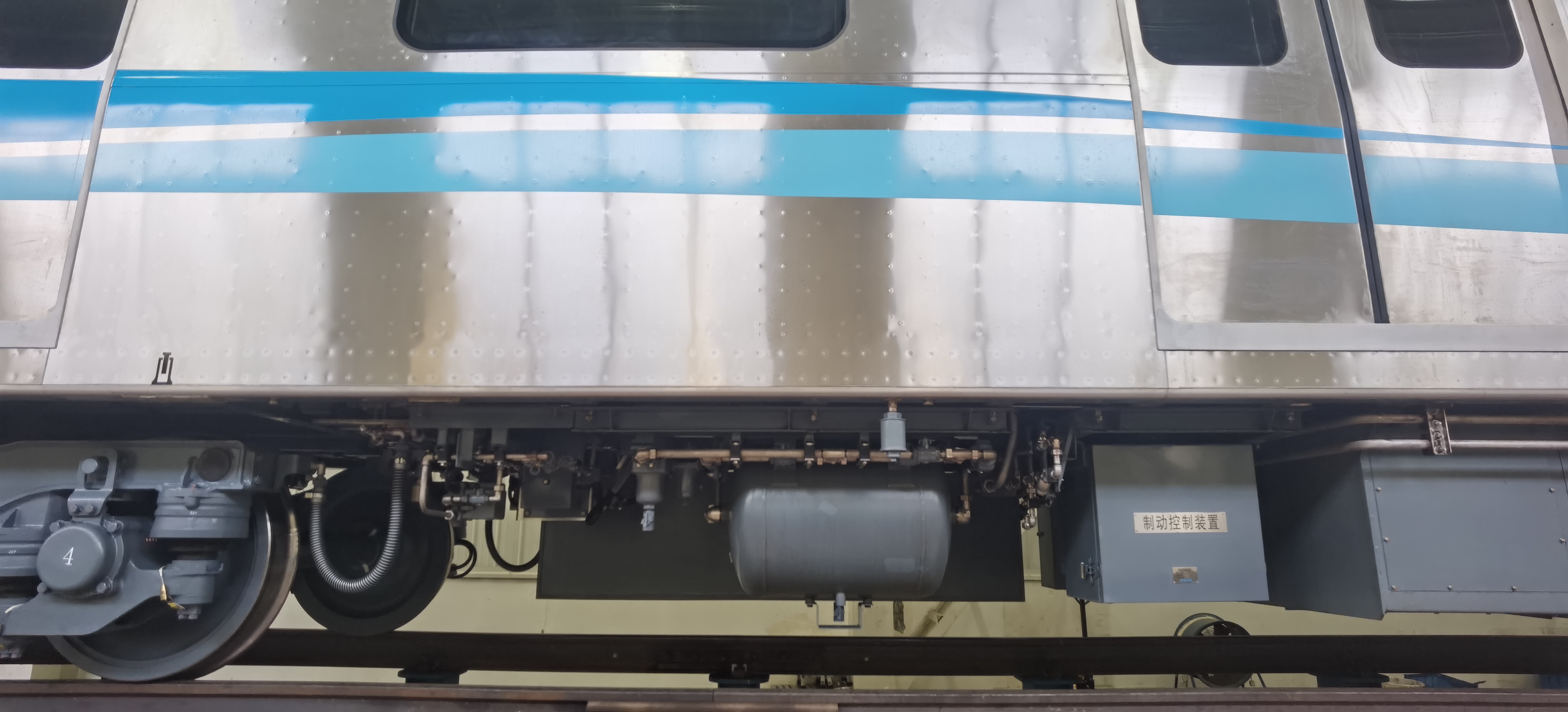Tc车底部左侧 -制动控制装置1.jpg